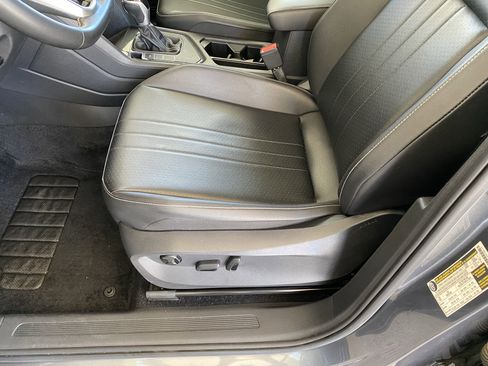 Certified 2022 Volkswagen Tiguan SE FWD image 28