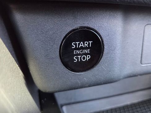 Used 2025 Nissan Rogue SV FWD image 30