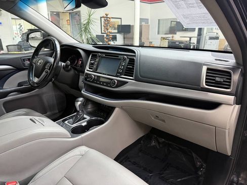 Used 2017 Toyota Highlander XLE AWD/4WD image 19