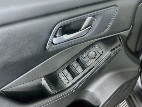 Used 2025 Nissan Rogue SV FWD image 15