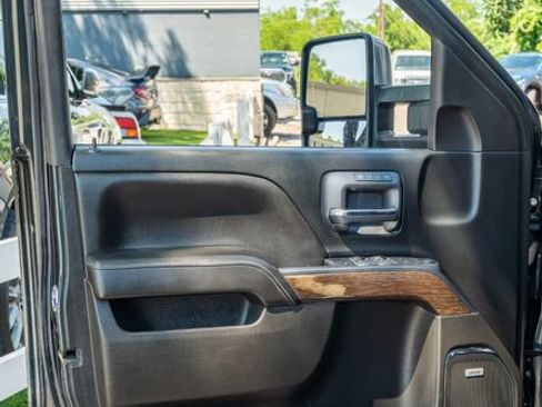 Used 2018 GMC Sierra 2500 Denali w/ Duramax Plus Package AWD/4WD image 17