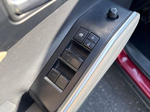 Used 2023 Toyota Highlander XLE image 26