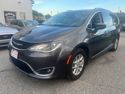 Used 2020 Chrysler Pacifica Touring-L FWD image 3