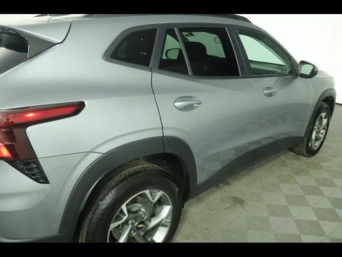 Used 2025 Chevrolet Trax LT w/ LT Convenience Package image 16