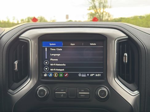 Used 2021 Chevrolet Silverado 1500 LTZ w/ LTZ Premium Package AWD/4WD image 29