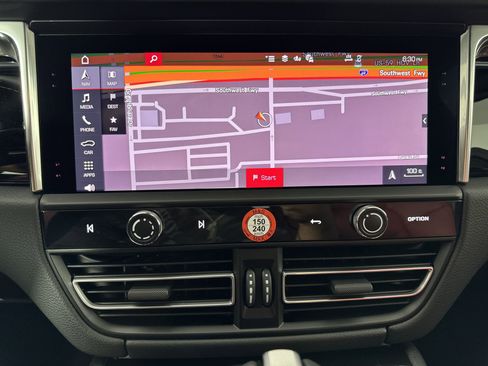 Certified 2025 Porsche Macan image 24