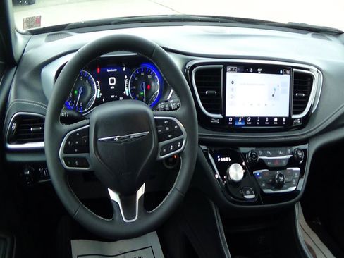 Used 2026 Chrysler Pacifica Limited FWD image 15