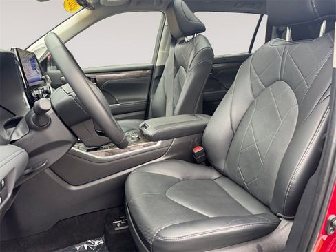 Used 2024 Toyota Highlander Platinum image 9