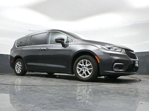 Used 2021 Chrysler Pacifica Touring-L w/ Uconnect Theater Family Group FWD image 43