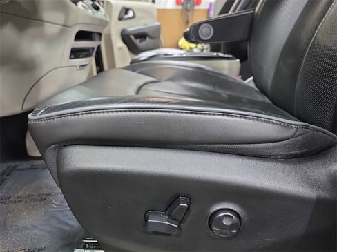 Used 2020 Chrysler Pacifica Limited w/ Tire & Wheel Group image 31