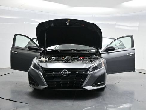 Used 2024 Nissan Altima 2.5 SV FWD image 43