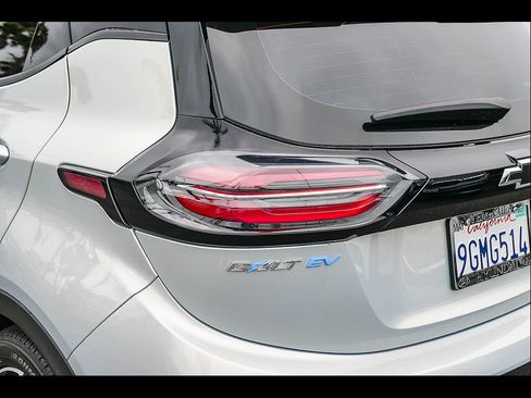 Used 2023 Chevrolet Bolt LT w/ Infotainment Package FWD image 8
