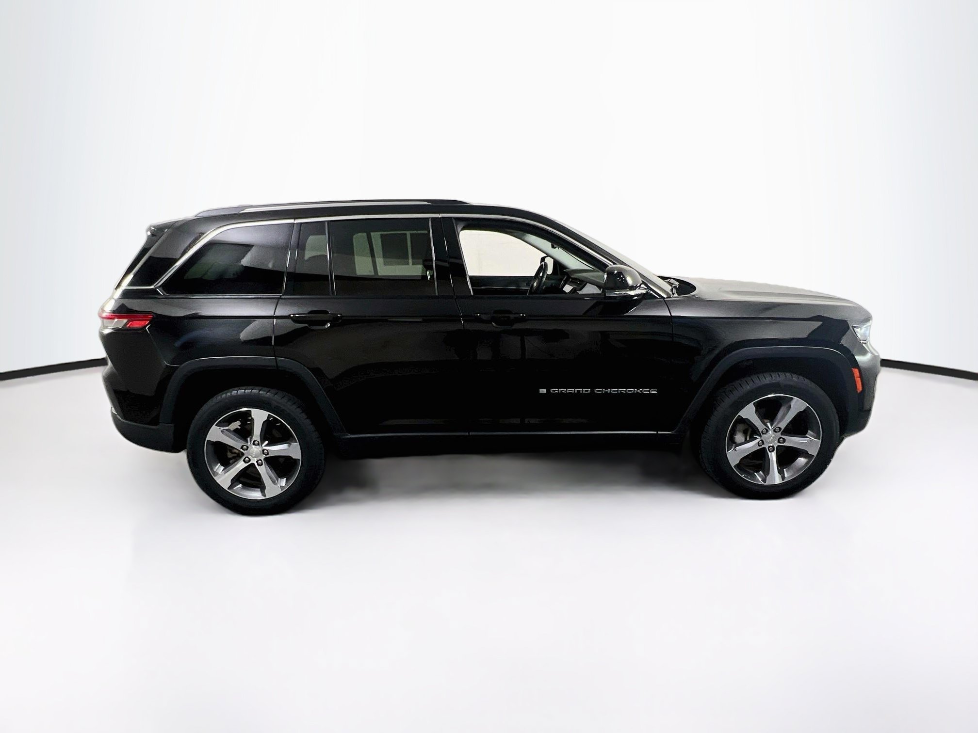 Used 2023 Jeep Grand Cherokee Limited w/ Luxury Tech Group II AWD/4WD image 4