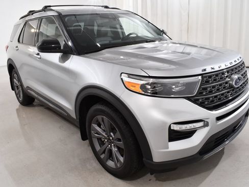 Used 2024 Ford Explorer XLT w/ Equipment Group 202A AWD/4WD image 5