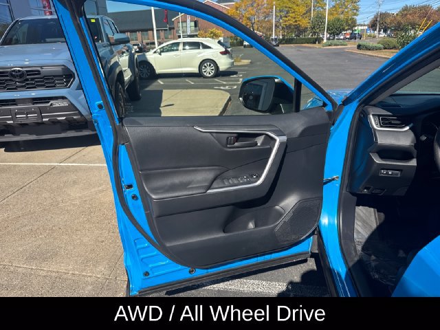 Used 2019 Toyota RAV4 LE w/ Carpet Mat Package AWD/4WD image 12