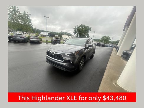 Used 2025 Toyota Highlander XLE FWD image 1
