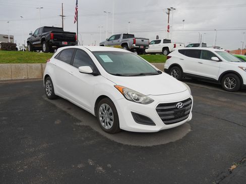 Used 2017 Hyundai Elantra GT image 2