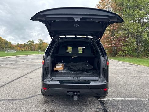 New 2024 Land Rover Discovery Dynamic SE image 14