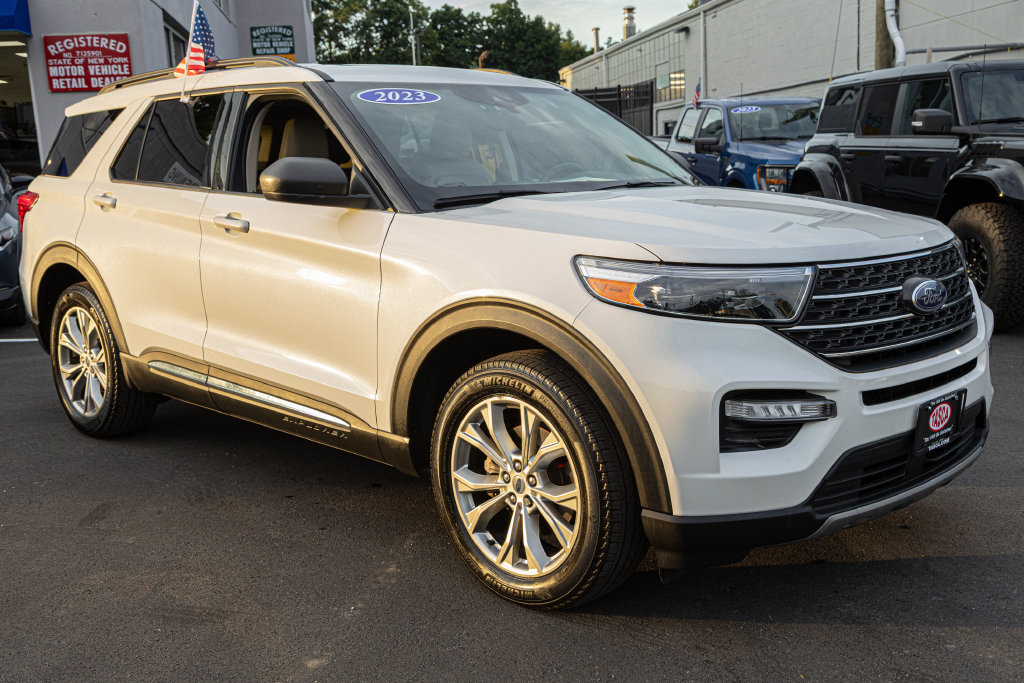 Used 2023 Ford Explorer XLT w/ Equipment Group 202A AWD/4WD image 3