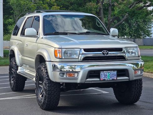Used 2002 Toyota 4Runner SR5 AWD/4WD image 2