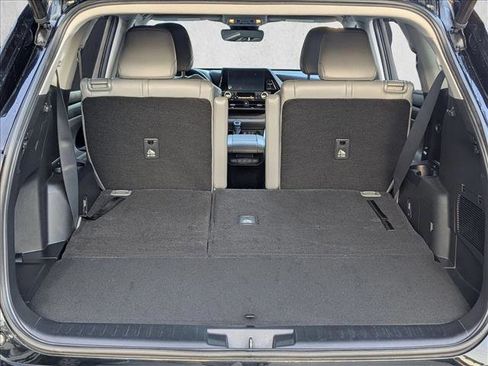 Used 2023 Toyota Highlander XLE image 6