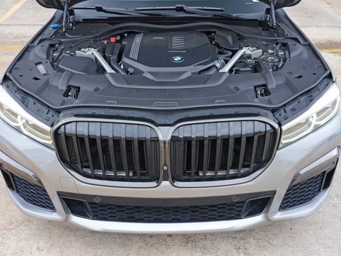 Used 2022 BMW 740i w/ M Sport Package RWD image 8