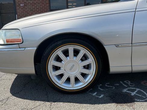 Used 2009 Lincoln Town Car Signature Limited RWD image 5