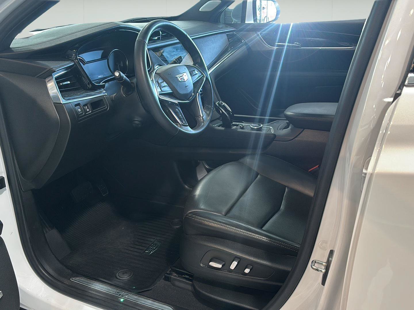 Certified 2022 Cadillac XT5 Premium Luxury w/ LPO, Floor Liner Package AWD/4WD image 13