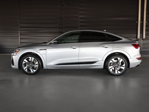 Used 2023 Audi e-tron Premium w/ Convenience Plus Package AWD/4WD image 15