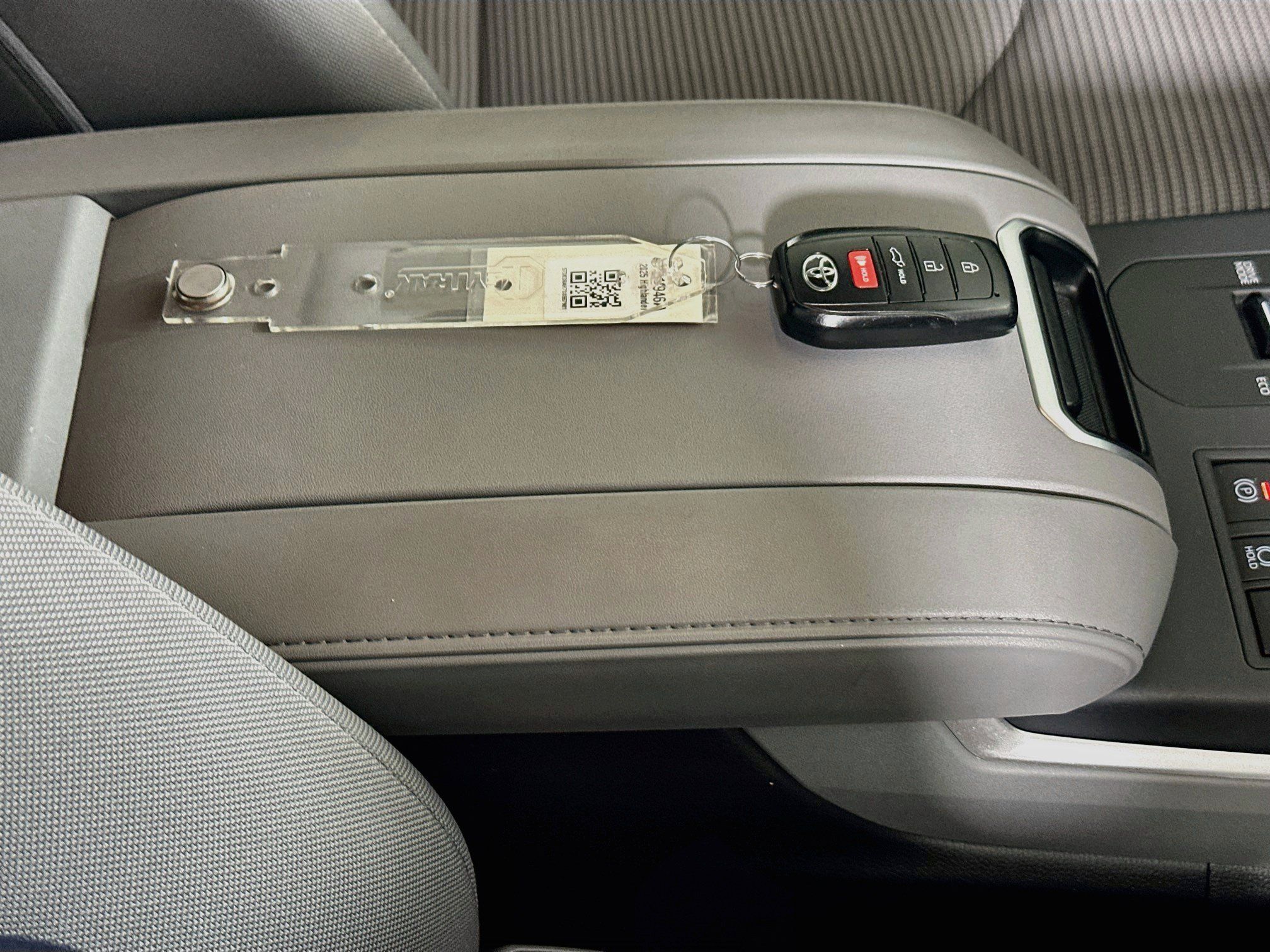 Used 2025 Toyota Highlander LE FWD image 33