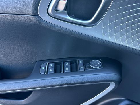 Certified 2025 Kia Soul S image 11