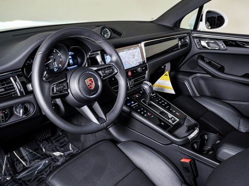 Certified 2025 Porsche Macan AWD/4WD image 4