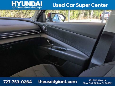 Used 2025 Hyundai Elantra SE FWD image 17