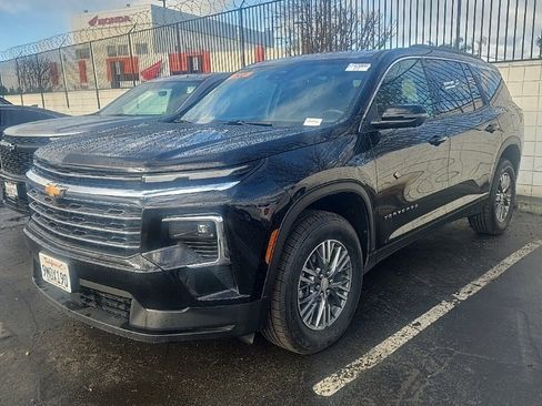 Used 2024 Chevrolet Traverse LT image 2