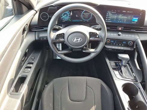 Used 2025 Hyundai Elantra SEL FWD image 12