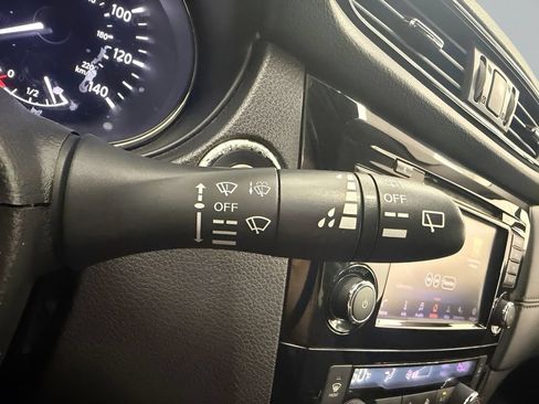 Used 2018 Nissan Rogue SL FWD image 17