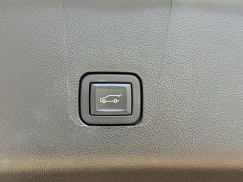 Used 2023 Chevrolet Traverse LT image 19