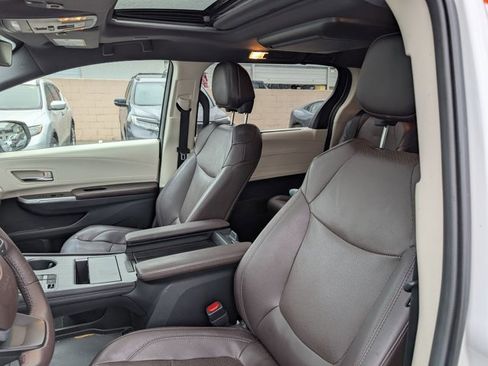 Used 2021 Toyota Sienna Platinum image 16