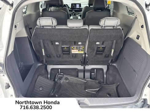 Used 2024 Toyota Sienna Limited image 18