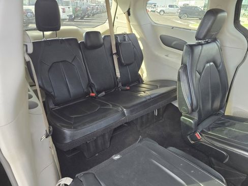 Used 2019 Chrysler Pacifica Touring-L image 17