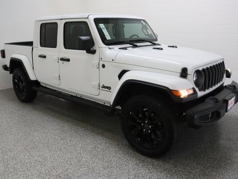 Used 2025 Jeep Gladiator Sport image 4