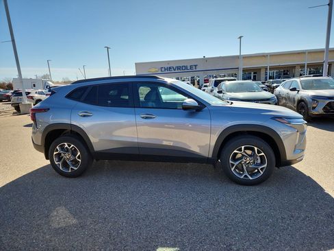 Used 2026 Chevrolet Trax LT w/ LT Convenience Package FWD image 9