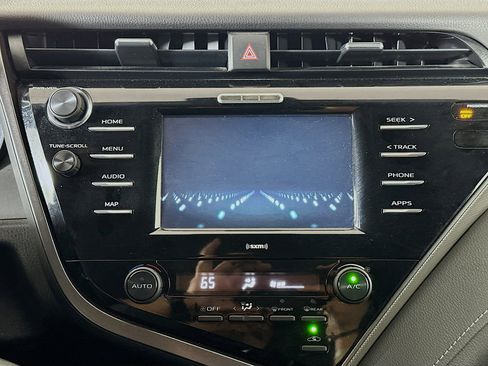 Used 2020 Toyota Camry SE image 19