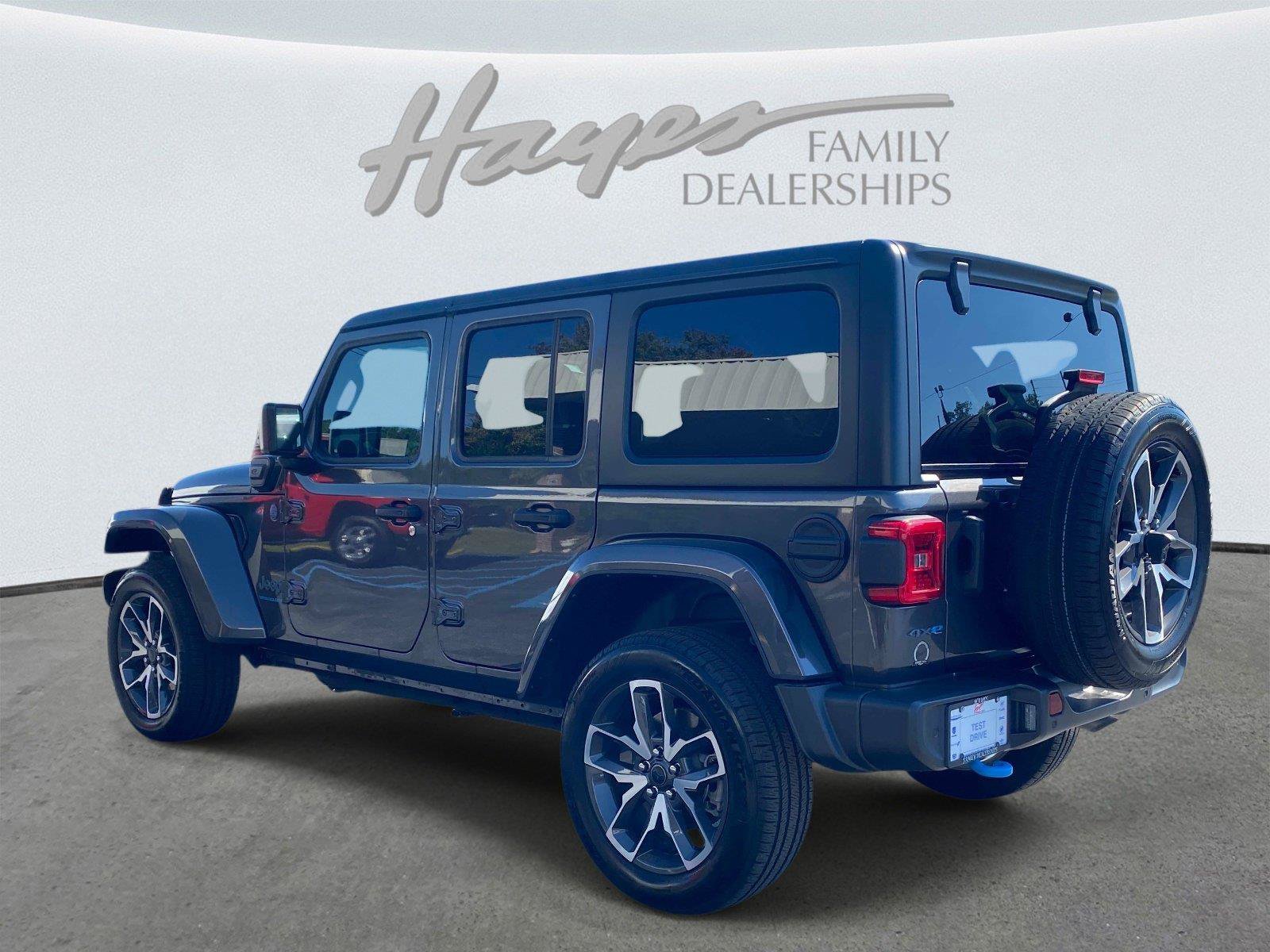Used 2024 Jeep Wrangler Unlimited w/ Convenience Group AWD/4WD image 7