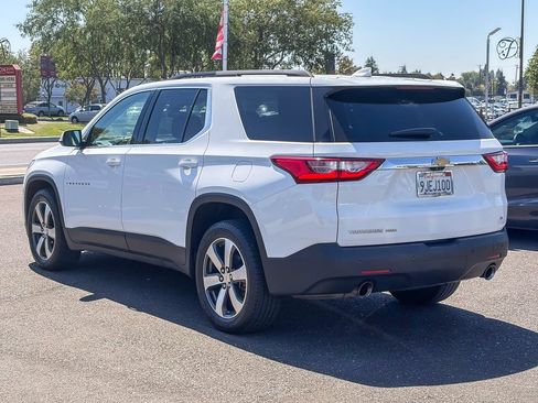 Used 2020 Chevrolet Traverse LT w/ LT Premium Package AWD/4WD image 2