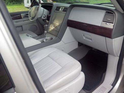 Used 2004 Lincoln Navigator Luxury AWD/4WD image 12