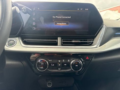 Used 2025 Chevrolet Trax LT FWD image 26