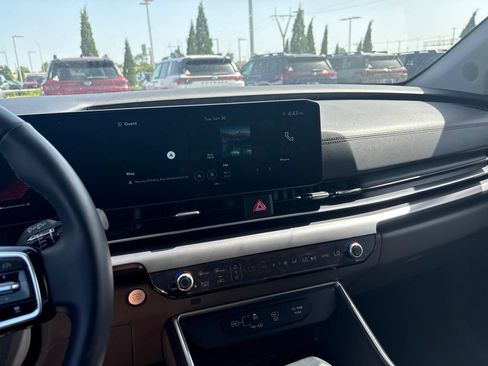 Used 2026 Kia Carnival FWD image 3