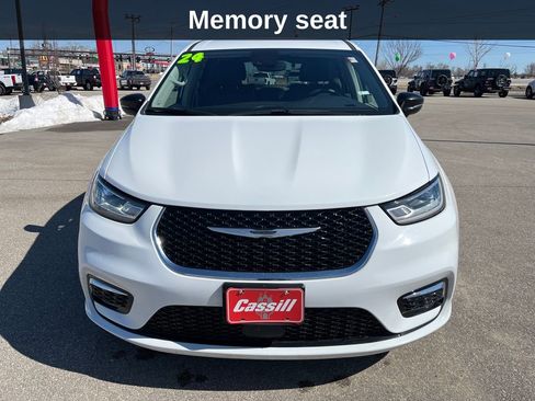 Used 2024 Chrysler Pacifica Select image 10