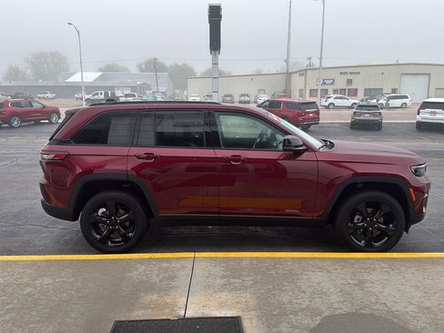 Used 2024 Jeep Grand Cherokee Altitude AWD/4WD image 7